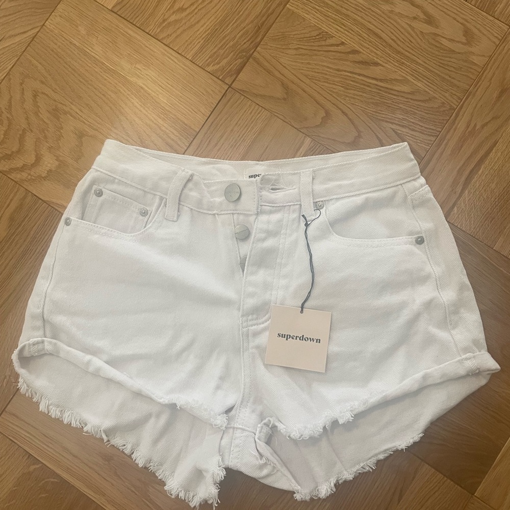 BRAND NEW with tags!! superdown Kathleen denim shorts. white wash. Size 27